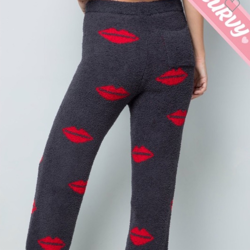 Lip Lounge Set - Picture 2 of 7